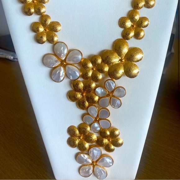 Jewelry - Elegant Gold and White Floral Necklace